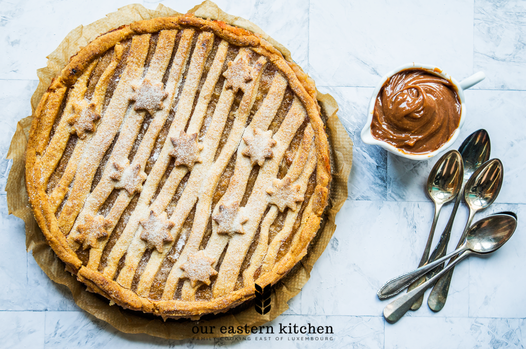 Delicious Apple Pie with Banana and Cardamom